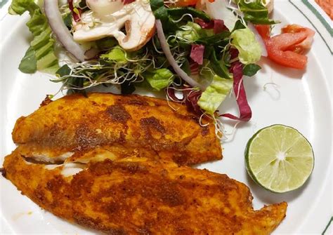 Hojaldre de pescado horneado servido con ensalada