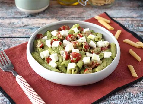 Ensalada de pasta con rúcula y mozzarella