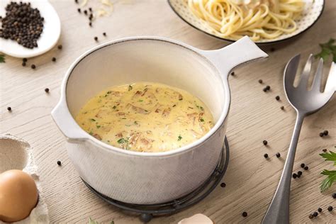 Preparación de la salsa carbonara ligera
