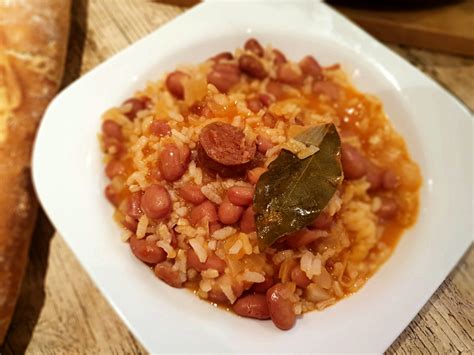 Plato de judías pintas con arroz y chorizo