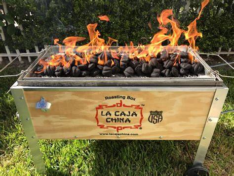 Carbón encendido en la bandeja de la caja china
