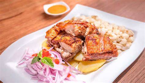 Pollo a la caja china dorado y servido con guarniciones