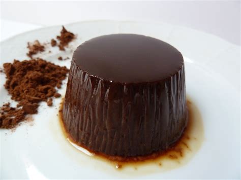 Flan de chocolate decorado y listo para servir
