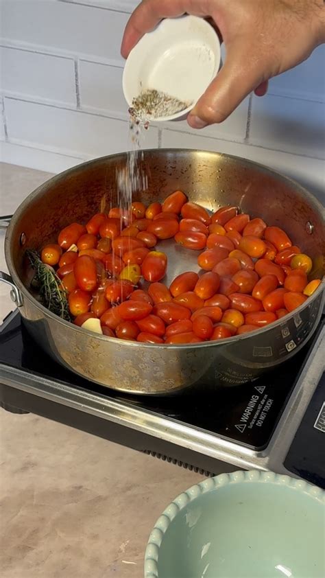 Tomates cherry cocinándose para la salsa