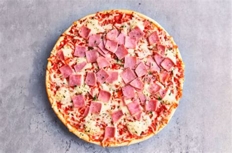 Pizza de jamón y queso recién horneada