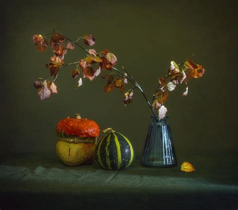 bodegón con calabazas frescas y batido verde de otoño