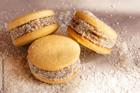 Alfajores de maicena rellenos y con coco rallado