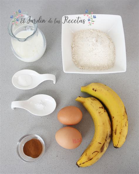 Infografía con los ingredientes y pasos básicos para hacer tortitas de plátano