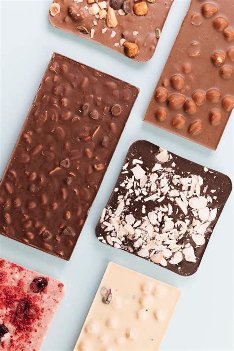 Tabletas de chocolate artesanal con diferentes toppings