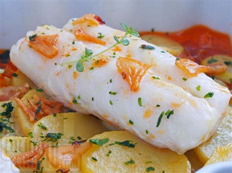 Cabeza de merluza siendo preparada al horno