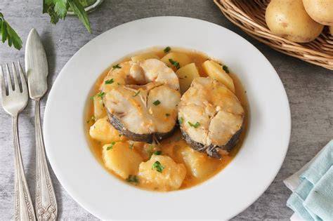 Plato de guiso de merluza con patatas y salsa