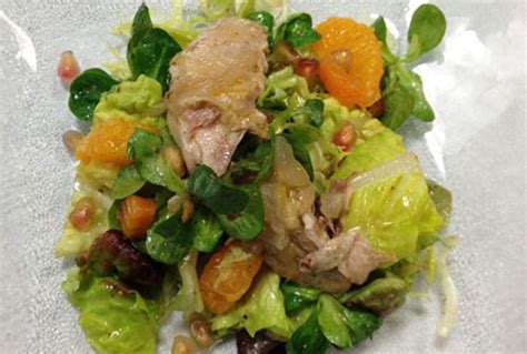 Plato de ensalada de hojas tiernas con codorniz escabechada y huevos de codorniz