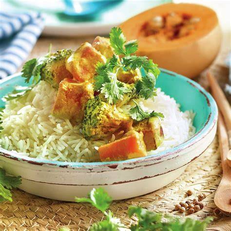 Plato de curry de merluza con arroz basmati y cilantro