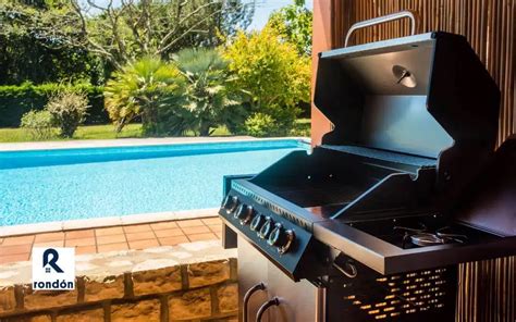 Persona disfrutando de una barbacoa en su jardín