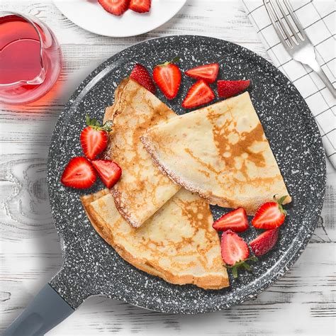 Sartén con crêpe cocinándose