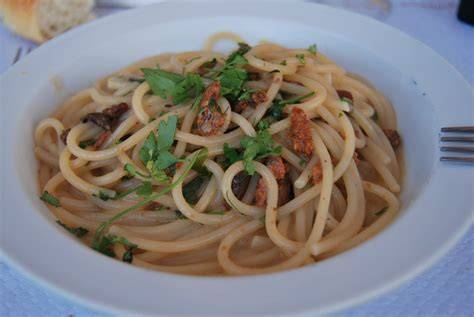 Plato de espaguetis con erizo de mar y perejil