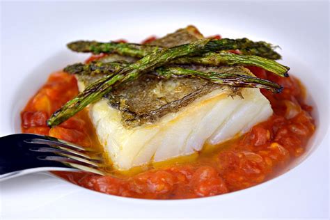 Plato de bacalao con patatas panadera y tomate