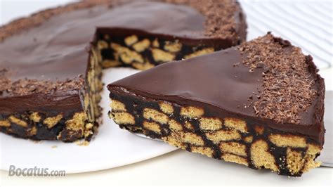 Tarta de donut sin horno decorada con cobertura de chocolate