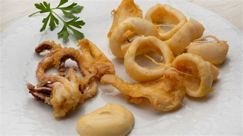 Calamares siendo enharinados en una bolsa