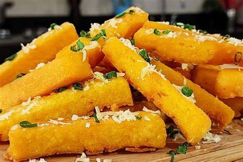 Bastoncillos de polenta frita listos para servir