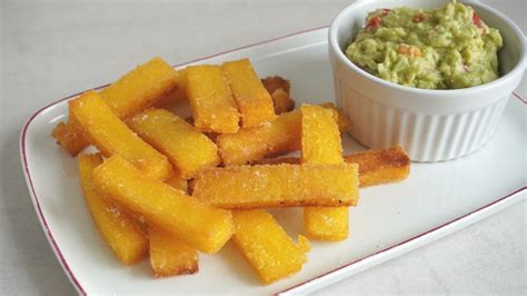 Bastones de polenta frita con romero y queso