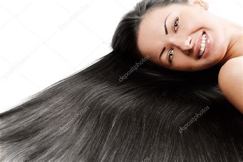 Mujer con cabello brillante y saludable, simbolizando los efectos de la zanahoria