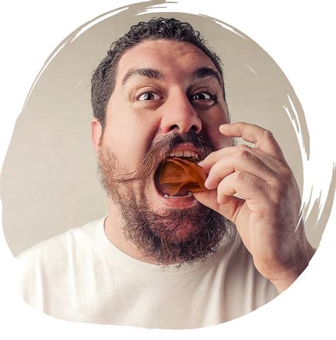 Persona disfrutando de un snack crujiente con auriculares