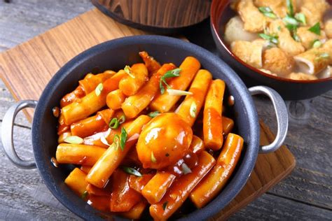 Platos típicos coreanos como bibimbap y tteokbokki