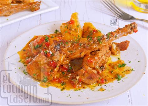 Conejo con patatas y setas en una cazuela