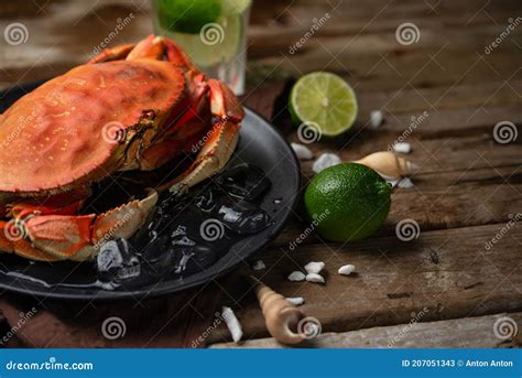 Plato terminado de cangrejo azul con lima