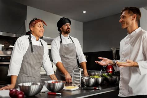 Chefs de Chopped trabajando en sus estaciones
