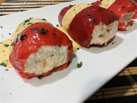 Plato terminado de pimientos del piquillo rellenos de cangrejo
