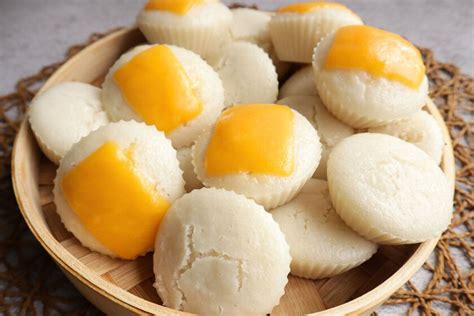 Puto filipino de colores decorado con queso rallado