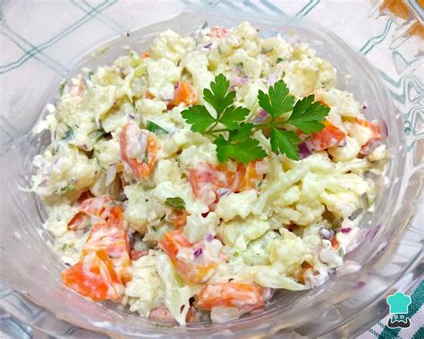 Bol con ensalada de coliflor, patatas y huevo