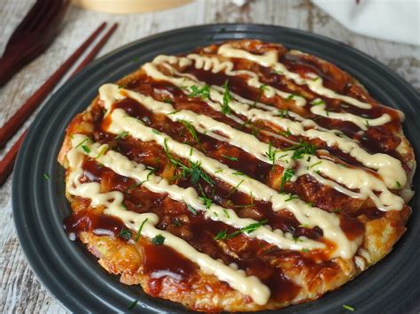 Ejemplos de platos con mayonesa japonesa: sushi, okonomiyaki, karaage