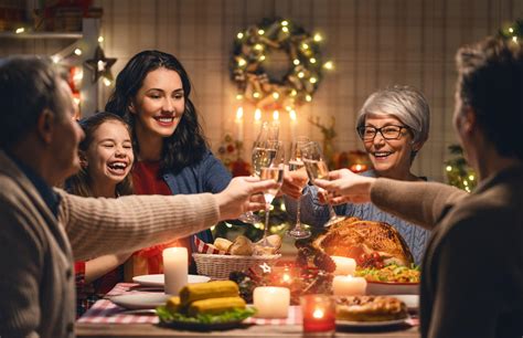 Familia reunida en una cena navideña