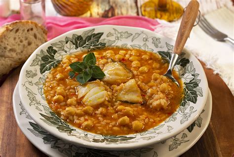 Ingredientes principales para arroz con bacalao y garbanzos