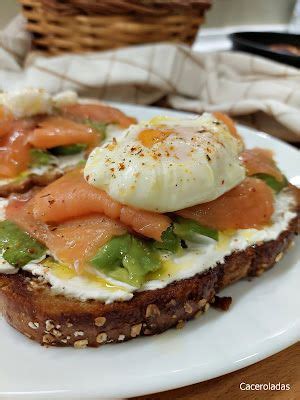 Tostas variadas con salmón y huevo