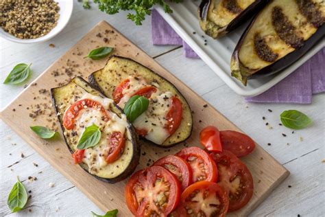 Berenjenas, tomate y mozzarella en un plato