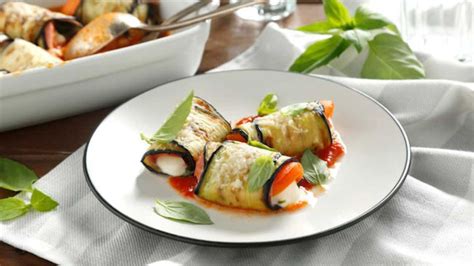 Ingredientes frescos para rollitos de berenjena