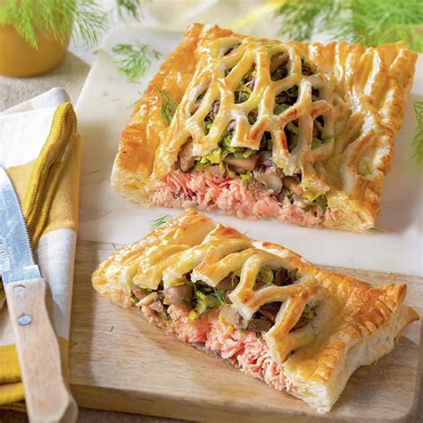 Rulo de hojaldre relleno cortado en rodajas