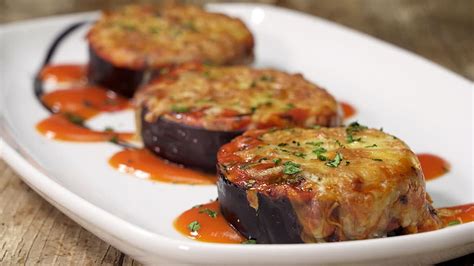 Berenjenas en capas con salsa de tomate y queso de anacardos