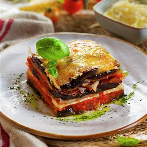 Lasaña de berenjenas con queso y salsa de tomate