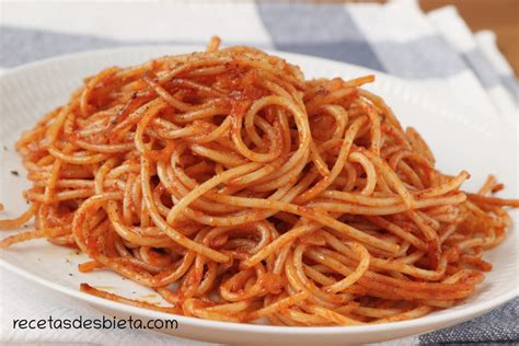 Ingredientes frescos para espaguetis picantes rojos