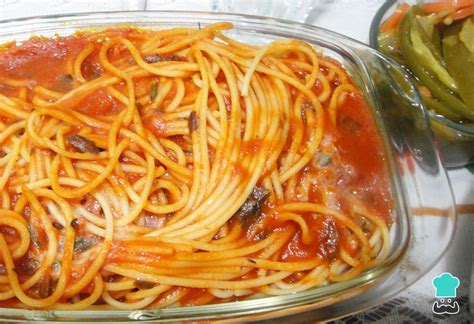 Espaguetis mezclados con salsa roja picante