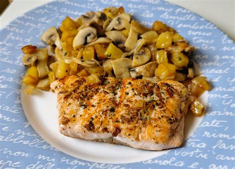 Salmón, cebolla y champiñones troceados