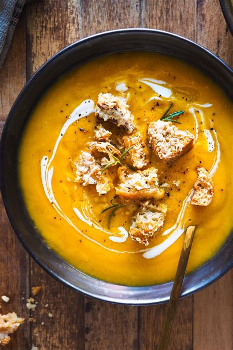 Sopa de boniato con calabaza y picatostes