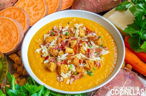 Plato de sopa de boniato servida con toppings
