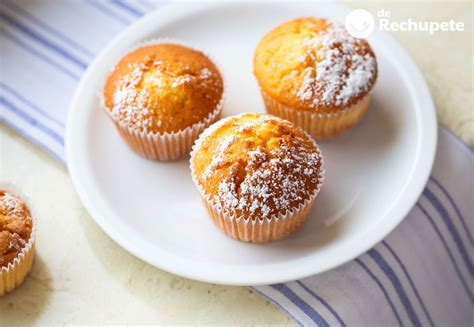 Detalle de magdalenas de maíz sin gluten recién horneadas