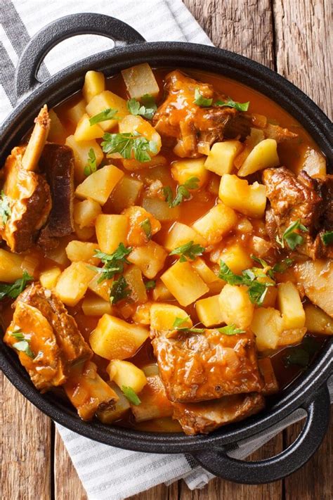 Cazuela de patatas con costillas cocinándose